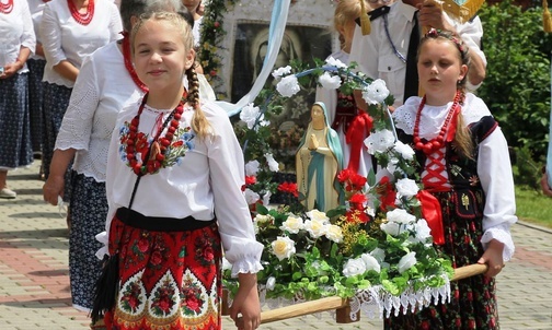 Małe parafianki podczas procesji eucharystycznej.