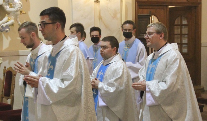 Księża neoprezbiterzy podczas czerwcowego czuwania w Hałcnowie.