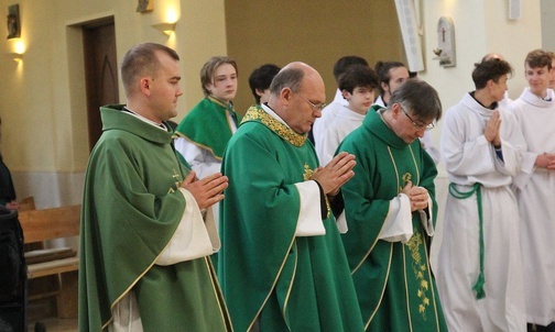 Od lewej księża: Paweł Radziejewski, Wiesław Ogórek i Janusz Barglik podczas Mszy św. dziękczynnej za ich posługę w Cygańskim Lesie.