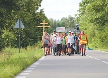 ▲	To wędrowanie miało zawsze swój klimat i symbole, wśród nich najważniejszy – krzyż morowy.