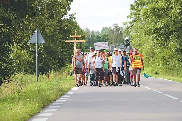 ▲	To wędrowanie miało zawsze swój klimat i symbole, wśród nich najważniejszy – krzyż morowy.