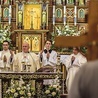 – W tym roku duszpasterskim rozważamy tajemnicę Eucharystii. Matka Boża prosiła, byśmy gorliwie odmawiali Różaniec, ale najpierw uczestniczyli we Mszy św. – podkreślił metropolita warmiński.