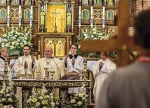 – W tym roku duszpasterskim rozważamy tajemnicę Eucharystii. Matka Boża prosiła, byśmy gorliwie odmawiali Różaniec, ale najpierw uczestniczyli we Mszy św. – podkreślił metropolita warmiński.