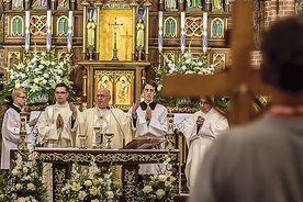 – W tym roku duszpasterskim rozważamy tajemnicę Eucharystii. Matka Boża prosiła, byśmy gorliwie odmawiali Różaniec, ale najpierw uczestniczyli we Mszy św. – podkreślił metropolita warmiński.