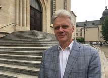 ▲	Nowo powołany dyrektor na tle katedry Chrystusa Króla w Katowicach.