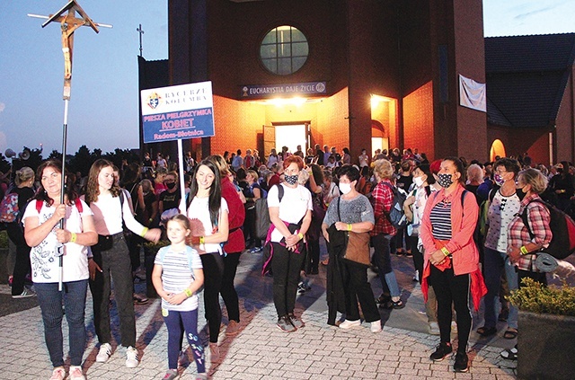 ▲	Pątniczki wyruszyły z kościoła pw. MB Częstochowskiej.