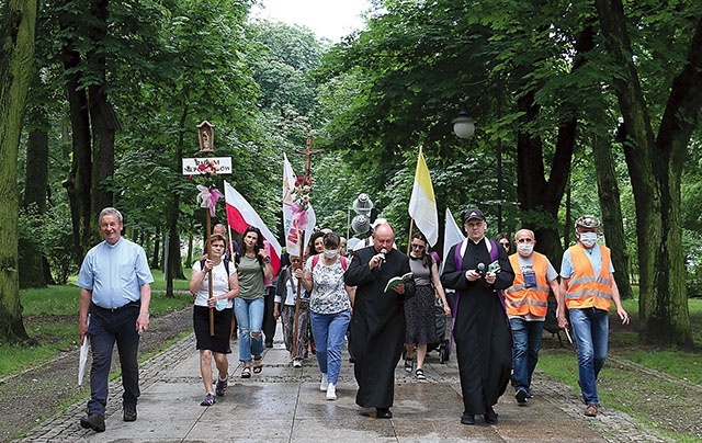 	Pątnicy z księżmi (od lewej): Markiem Dziewieckim, Mirosławem Kszczotem i Krzysztofem Bochniakiem.