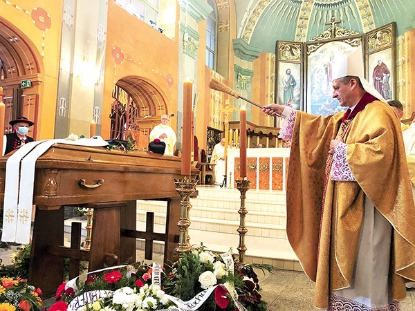 Modlitwy przy trumnie poprowadził bp Roman Pindel.