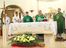 Przy ołtarzu od lewej: ks. Janusz Barglik, ks. Wiesław Ogórek i ks. Paweł Radziejewski.
