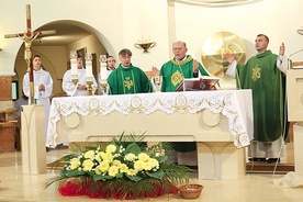 Przy ołtarzu od lewej: ks. Janusz Barglik, ks. Wiesław Ogórek i ks. Paweł Radziejewski.