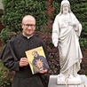 Pallotyn z wizerunkiem świętego przy figurze Pana Jezusa pobłogosławionej 19 czerwca br.