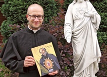 Pallotyn z wizerunkiem świętego przy figurze Pana Jezusa pobłogosławionej 19 czerwca br.