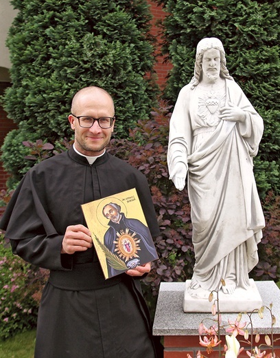 Pallotyn z wizerunkiem świętego przy figurze Pana Jezusa pobłogosławionej 19 czerwca br.