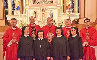 Kapłani z duchaczkami po dziękczynnej Eucharystii.