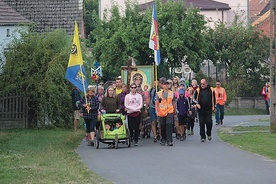 ▲	W pielgrzymce łącznie weźmie udział kilkaset osób,  chociaż co dnia będzie wędrowało ich nie więcej niż 50.