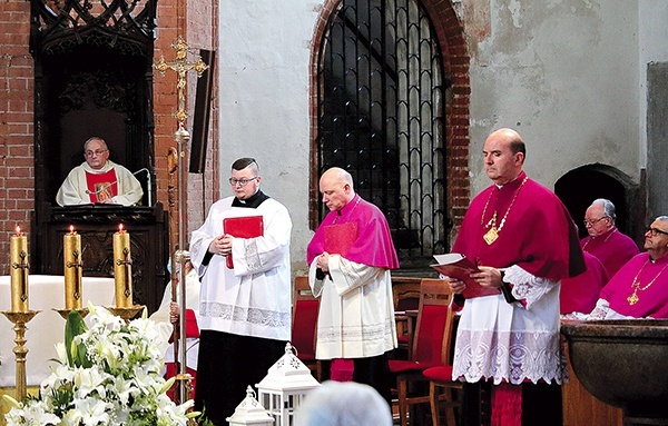 Ks. Piotr Towarek (po lewej) i ks. Sławomir Pokorniecki (po prawej).