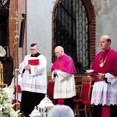 Ks. Piotr Towarek (po lewej) i ks. Sławomir Pokorniecki (po prawej).