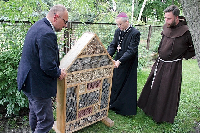 ▲	Bp Tadeusz Lityński z o. Kordianem Szwarcem OFM (z prawej) z Caritas Polska i dyrektorem diecezjalnej Caritas ks. Stanisławem Podfigórnym.