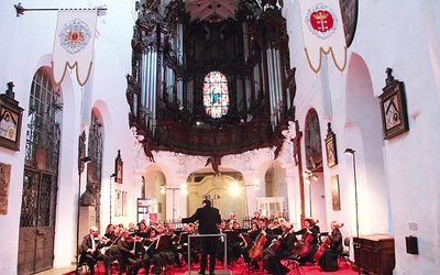 ▲	W czasie imprezy mistrzom organów towarzyszą w niektórych występach orkiestry.