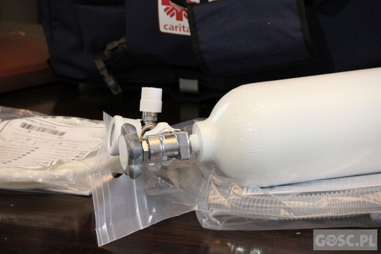 Respirator dla żarskiego szpitala od Caritas