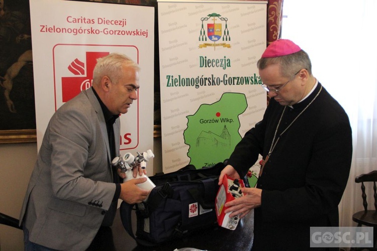 Respirator dla żarskiego szpitala od Caritas