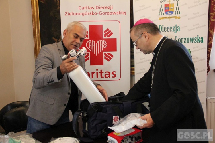 Respirator dla żarskiego szpitala od Caritas