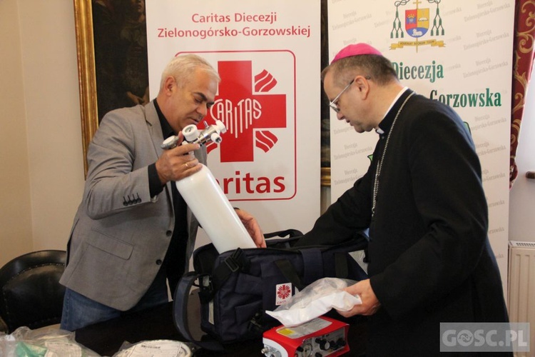 Respirator dla żarskiego szpitala od Caritas