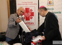 Respirator dla żarskiego szpitala od Caritas