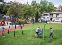 W 2013 r. przy ul. Starej otwarto także ogólnodostępny plac zabaw (wejście od Parku Fontann).