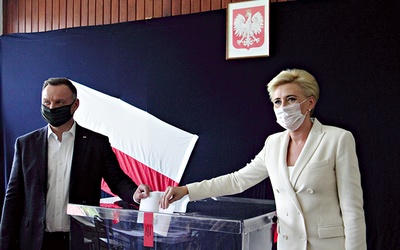 ▼	Urzędujący prezydent tradycyjnie głosował wraz z żoną na Prądniku Białym.