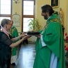 Parafianie podarowali zakonnikom symboliczny tort, dziękując im za codzienną posługę.