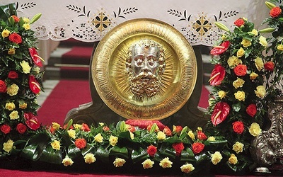 Relikwie św. Jana w relikwiarzu przedstawiającym jego ściętą głowę na misie.