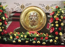 Relikwie św. Jana w relikwiarzu przedstawiającym jego ściętą głowę na misie.