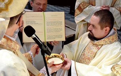 Ksiądz Dominik z biskupem Adamem.