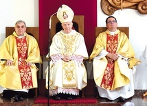 Biskup w asyście ks. Szajdy, proboszcza (z lewej), i jego poprzednika ks. Szyca.