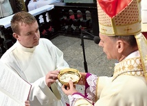 Nowy akolita otrzymuje od biskupa patenę.
