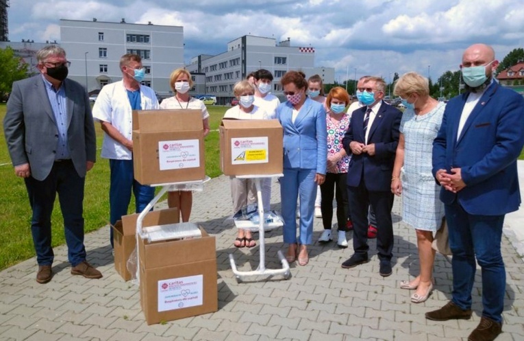 Przekazany sprzęt będzie służył szpitalowi także po ustaniu epidemii.