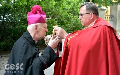 Ks. Marek Babuśka witający bp. Ignacego Deca w progach strzegomskiej bazyliki.