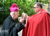 Ks. Marek Babuśka witający bp. Ignacego Deca w progach strzegomskiej bazyliki.