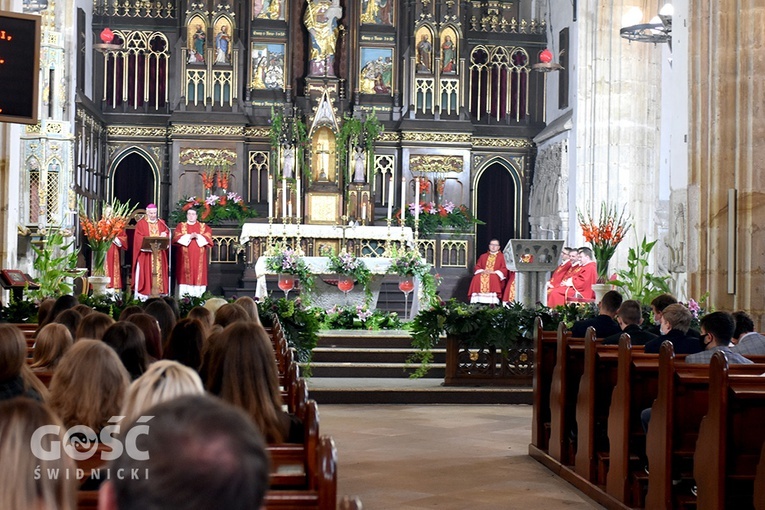 Bierzmowanie i odpust w strzegomskiej parafii