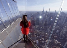 Dziewczynka zerka na panoramę miasta z punktu widokowego usytuowanego na setnym piętrze drapacza chmur. 
11.03.2020 Nowy Jork, USA