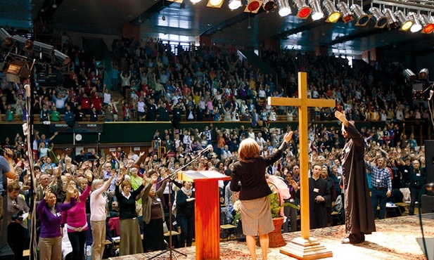 Bóg, wzbudzając wśród wspólnot rozmaite charyzmaty, chce,  by były one używane  dla dobra Kościoła.