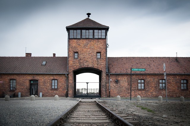 Odnaleziona po latach obrączka więźnia KL Auschwitz trafi do jego prawnuka