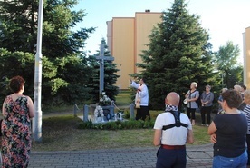 Stalowa Wola, os. Poręby. Ks. Krzysztof Kida poświęcił osiedlowy krzyż.