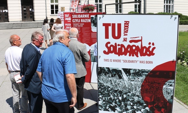 Wystawa znajduje się przed Urzędem Miejskim w Radomiu.
