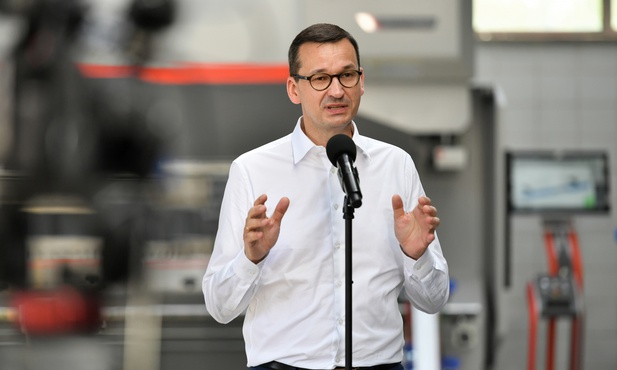 Premier Morawiecki prezentuje spadek cen dzięki nowej matrycy VAT