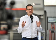 Premier Morawiecki prezentuje spadek cen dzięki nowej matrycy VAT