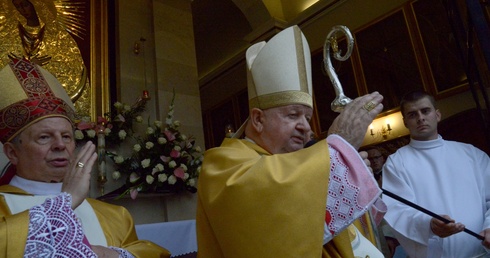 Uroczystość zakończył apel maryjny w kaplicy ostrobramskiej przed koronowanym wizerunkiem Matki Bożej Miłosierdzia i uroczyste błogosławieństwo.