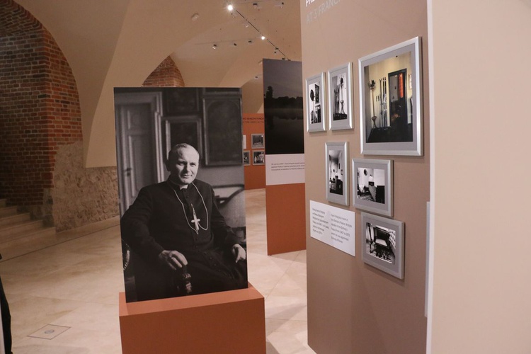 Wystawa fotografii Adama Bujaka, poświęconych Karolowi Wojtyle