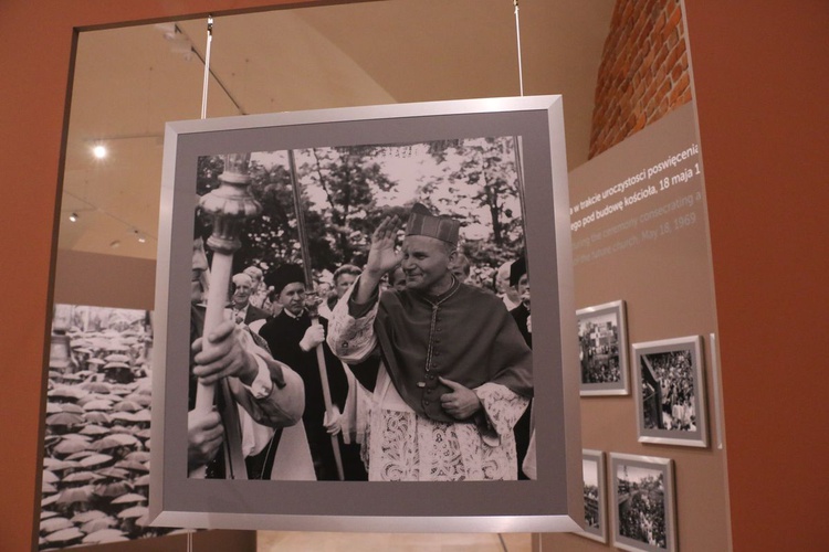 Wystawa fotografii Adama Bujaka, poświęconych Karolowi Wojtyle